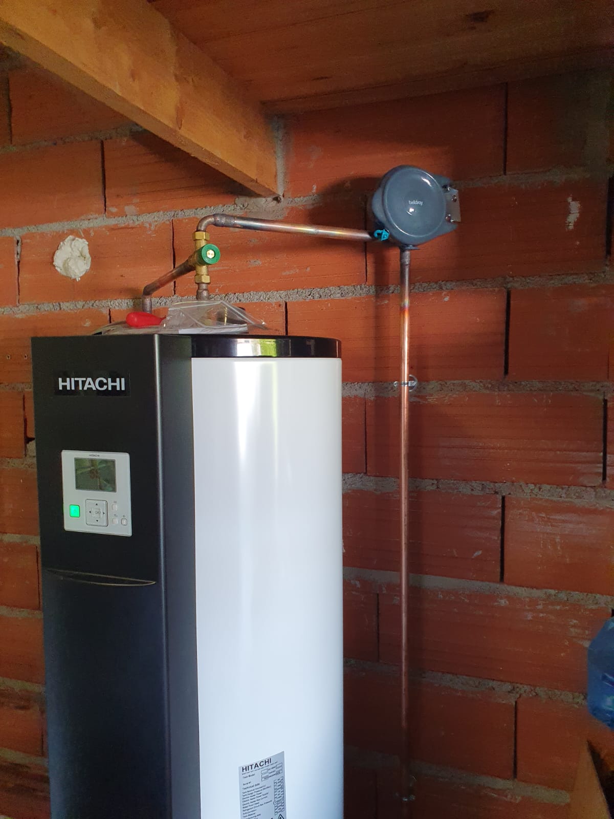 Chauffe-eau thermodynamique Hitachi posé par Tempoclim dans un garage à Aucamville