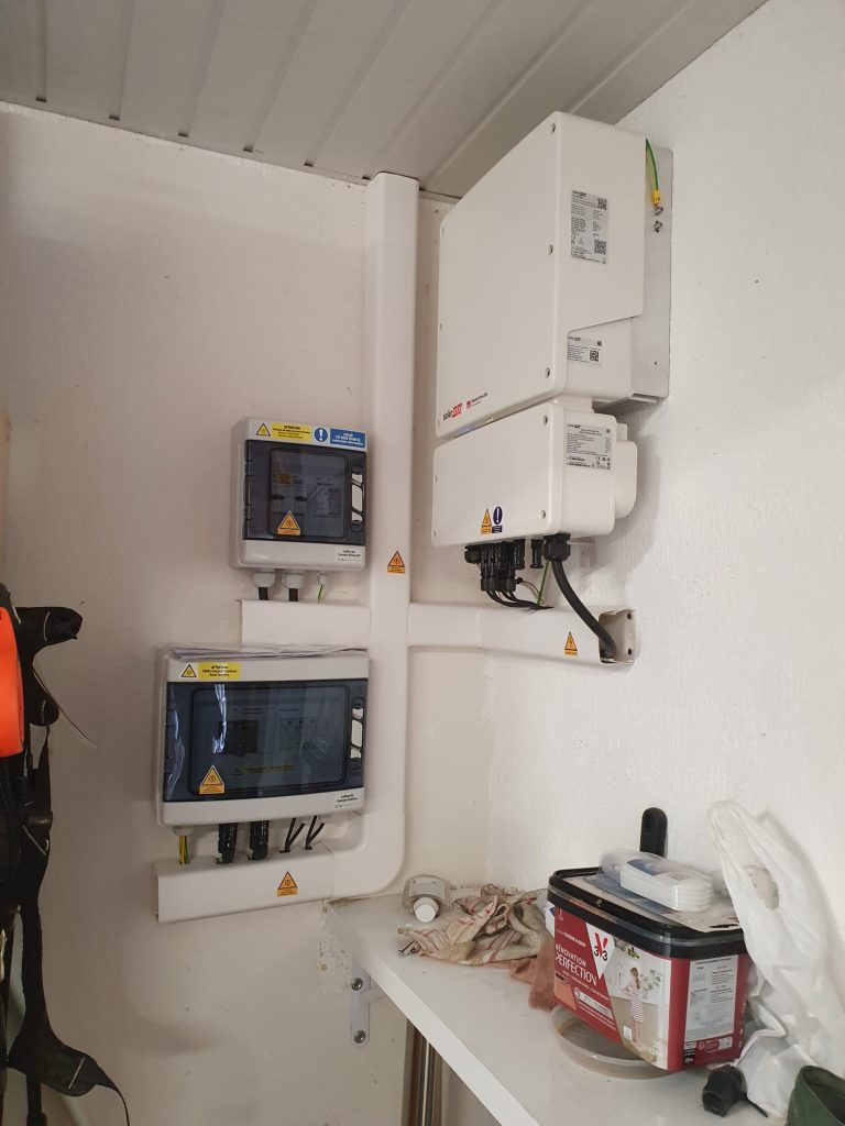 Onduleur SolarEdge SE10000H et coffrets de protection AC et DC d'une installation photovoltaïque à Léguevin