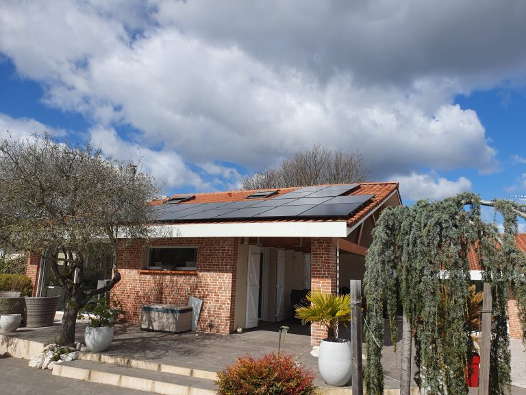 Panneaux photovoltaïques full black posés en surimposition sur la toiture d'une maison à Léguevin