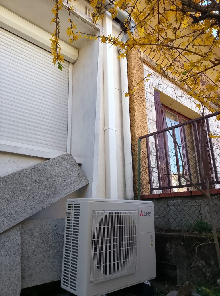 Groupe extérieur Mitsubishi MXZ-4F72VF4 installé sur un chantier de climatisation quadrisplit à Saint-Jean